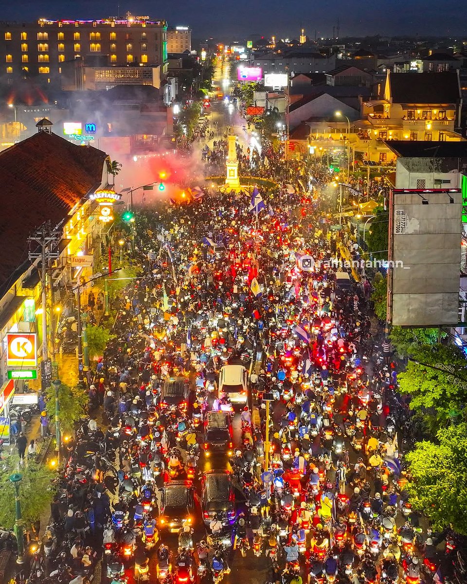 merapi_uncover's tweet photo. Situasi terkini tugu Jogja sudah padat dengan pendukung PSIM Yogyakarta setelah PSIM memastikan diri masuk liga 1

(raihanrahmn_) https://t.co/Xun3c1SJwO