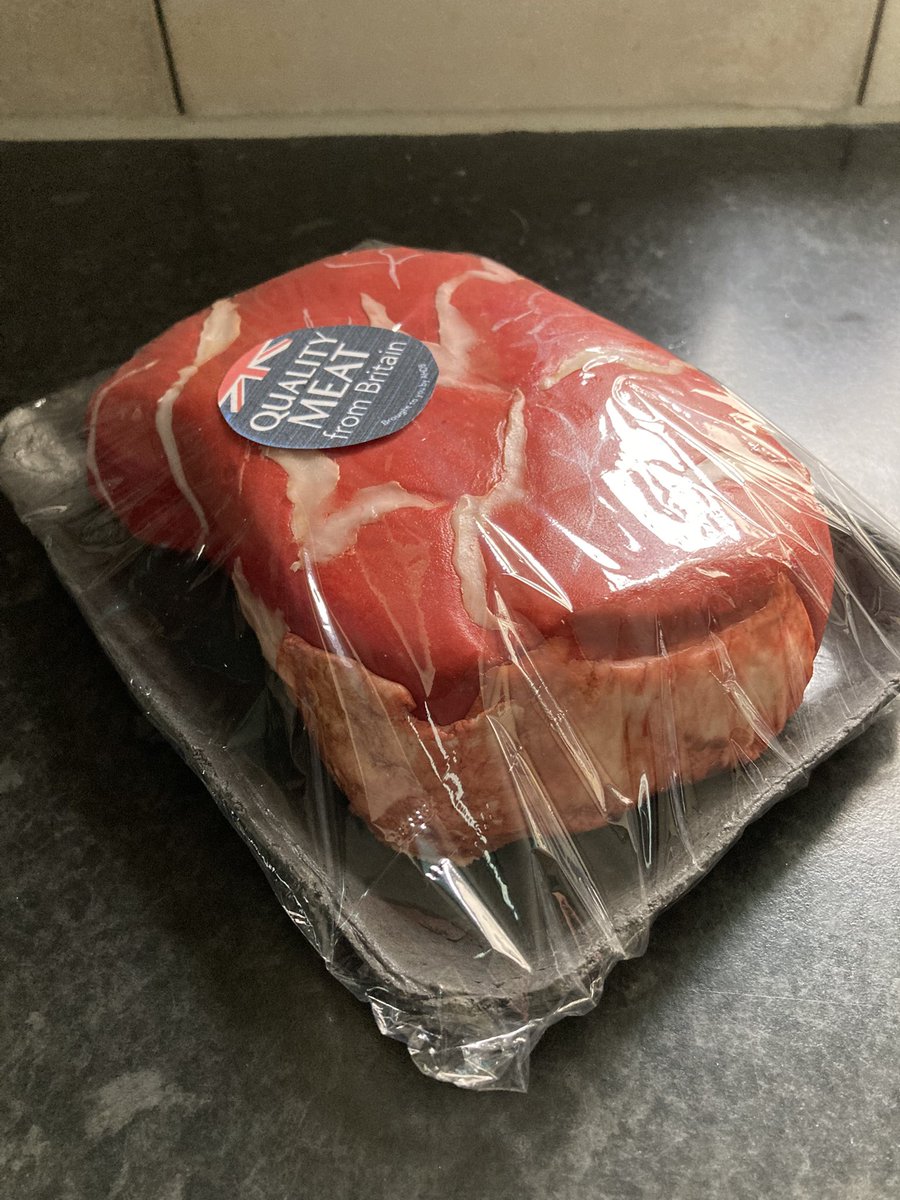 short4nowt's tweet photo. My mums talent needs celebrating, she doesn’t realise how good she is and this one will blow your minds!! Now to keep trying to convince her to apply for @BritishBakeOff 
Steak or Cake folks?😮🤯😱😍 #GBBO 
#isitcake #extraslice #topteear #talent #cake #steak https://t.co/s8mClfbA50