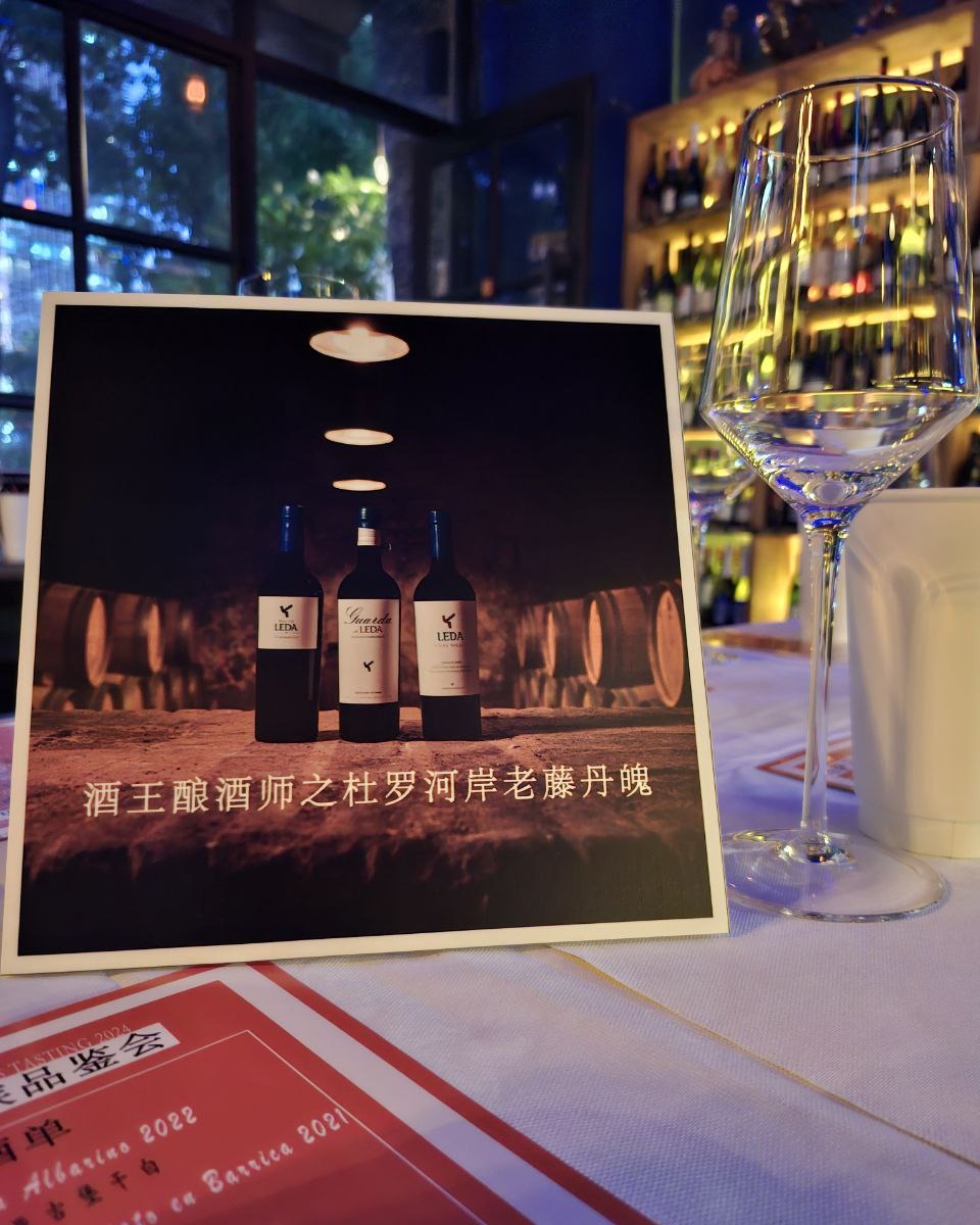MasaveuBodegas's tweet photo. 🌍🍷 ¡Nuestros vinos de Leda cruzan fronteras! Esta vez, llevamos su esencia hasta China, con catas exclusivas en Shenzhen y Zhongshan.
#MasaveuBodegas #Leda #BodegasLeda #vinosdelatierradecastillayleon https://t.co/bZVUcmIT8u