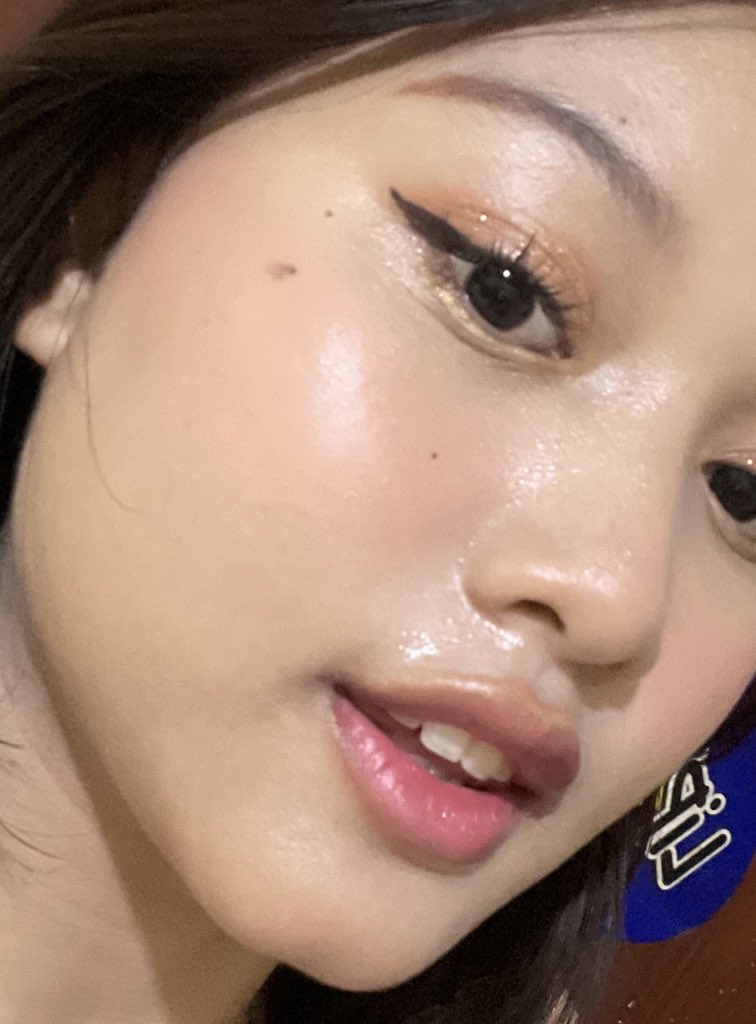 shaarizenw's tweet photo. kalau makeup kalian dempul itu bukan salah makeupnya! tapi salah skinprepnya…. 😔🙏🏻

this is my makeup kalau skinprepnya ok ✨✨🤏🏻🤏🏻 https://t.co/JssGXXWvbp