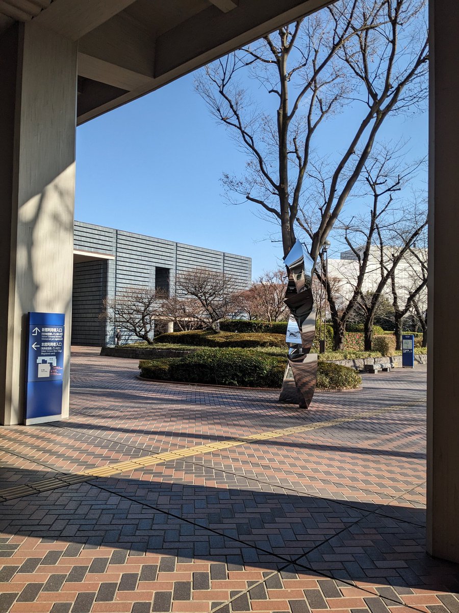 BadenWitch's tweet photo. 東京的隱藏景點（？）
國立國會圖書館
理論上收藏了在日本出版的所有出版物，不過有些個人出版品如果本人沒有寄贈應該是沒有……？
利用者登錄只要填表就可以當場完成，完全不用任何費用。在圖書館中要用電腦查詢館藏，確認要借的資料之後工作人員會取出，在櫃台等你來拿。 https://t.co/co0caIDKPg