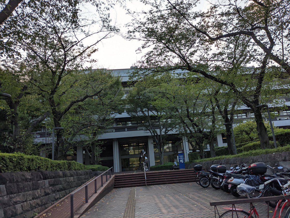 BadenWitch's tweet photo. 東京的隱藏景點（？）
國立國會圖書館
理論上收藏了在日本出版的所有出版物，不過有些個人出版品如果本人沒有寄贈應該是沒有……？
利用者登錄只要填表就可以當場完成，完全不用任何費用。在圖書館中要用電腦查詢館藏，確認要借的資料之後工作人員會取出，在櫃台等你來拿。 https://t.co/co0caIDKPg