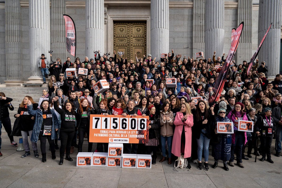 MiriamJLas's tweet image. ESTO ES HISTÓRICO ‼️ La ILP para sacar la tauromaquia de patrimonio cultural supera en número de firmas a la ILP que convirtió la tauromaquia en patrimonio cultural ‼️ Hoy el animalismo hace historia en España. Gracias @NoEsMiCultura ❤️🐃