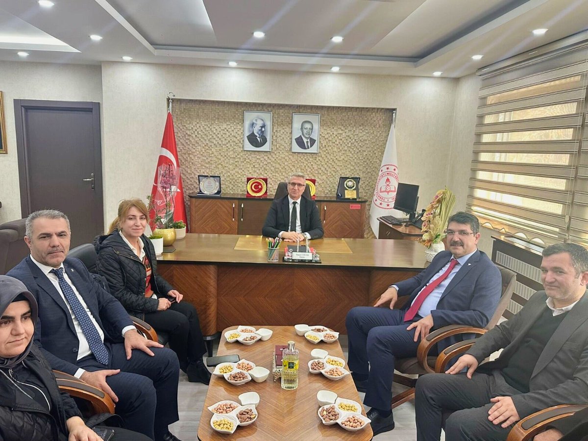 Batman Milletvekilimiz Sayın Ferhat NASIROĞLU, İl Milli  Eğitim Müdürümüz Sayın Yaşar CİĞER'e hayırlı olsun ziyaretinde bulundu.

Nazik ziyaretleri için kendilerine teşekkür ederiz.

🔗batman.meb.gov.tr/www/milletveki…

<a href="/tcmeb/">Millî Eğitim Bakanlığı</a> <a href="/Yusuf__Tekin/">Yusuf Tekin</a> <a href="/batmanvaliligi/">Batman Valiliği</a> <a href="/fnasiroglu/">Ferhat NASIROĞLU</a>  <a href="/yasarciger/">yasar ciğer</a>