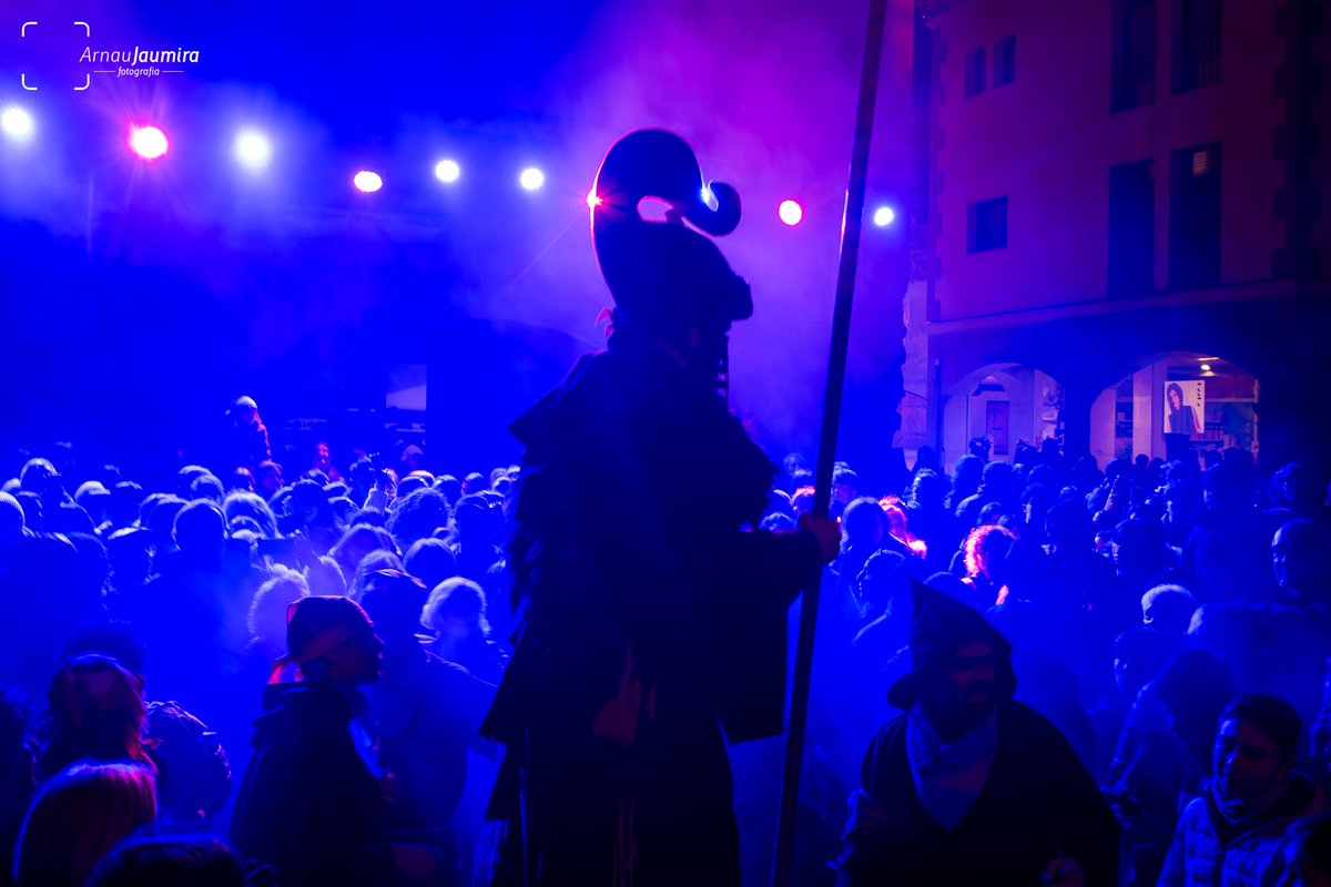 ✨A l'olla suco el drap, TARONJA portareu el cap!!

Dissabte passat la Reina Carnestoltes va ser reconeguda pel Falatell i va manar a Xapot el bruixot que iniciés els preparatius del 27è Pullassu!

Queda oficialment instaurada la República de la Barrila!

Llarga vida a la reina!