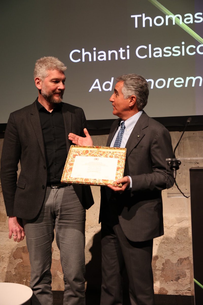 Alla Chianti Classico Collection 2025 celebriamo Thomas Ilkjaer, nuovo Ambasciatore ad Honorem del Chianti Classico per la Danimarca! 🇩🇰

Un riconoscimento a chi diffonde con passione e competenza i valori del Gallo Nero nel mondo.