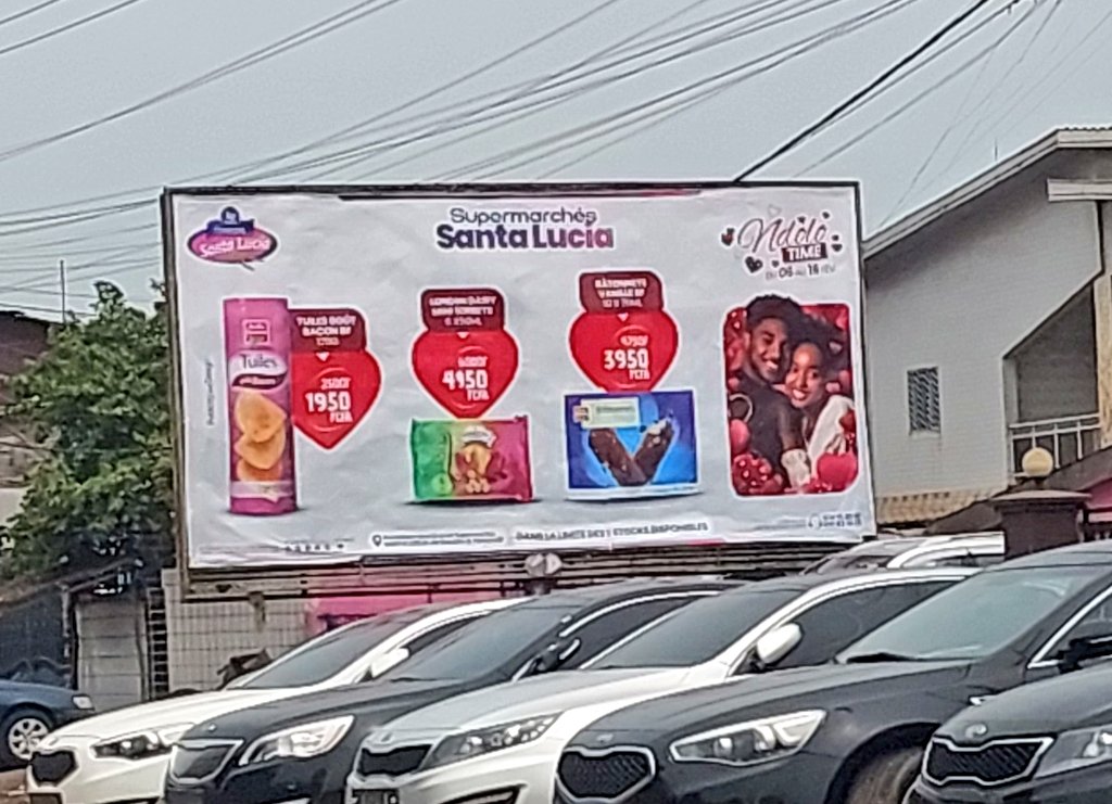 aristidemabatto's tweet image. Disruptif le look-and-feel concocté par #PublicityAndDesign pour @SantaLucia237.
L'accroche et le visuel principaux sont à la droite de l'affiche presqu'au même niveau que les visuels des produits en promo. 
Ça pourrait prêter à confusion.
#EyeTracking?
@Lerougeisme
#SniperDePub