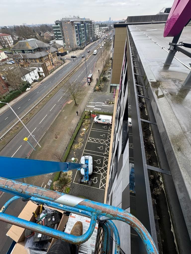 XmoStrata's tweet image. Another high level Hotel sign maintenance job for the Xmo Strata team.
#signs #hotels #hotelsigns #signinstallation #signmaintenance