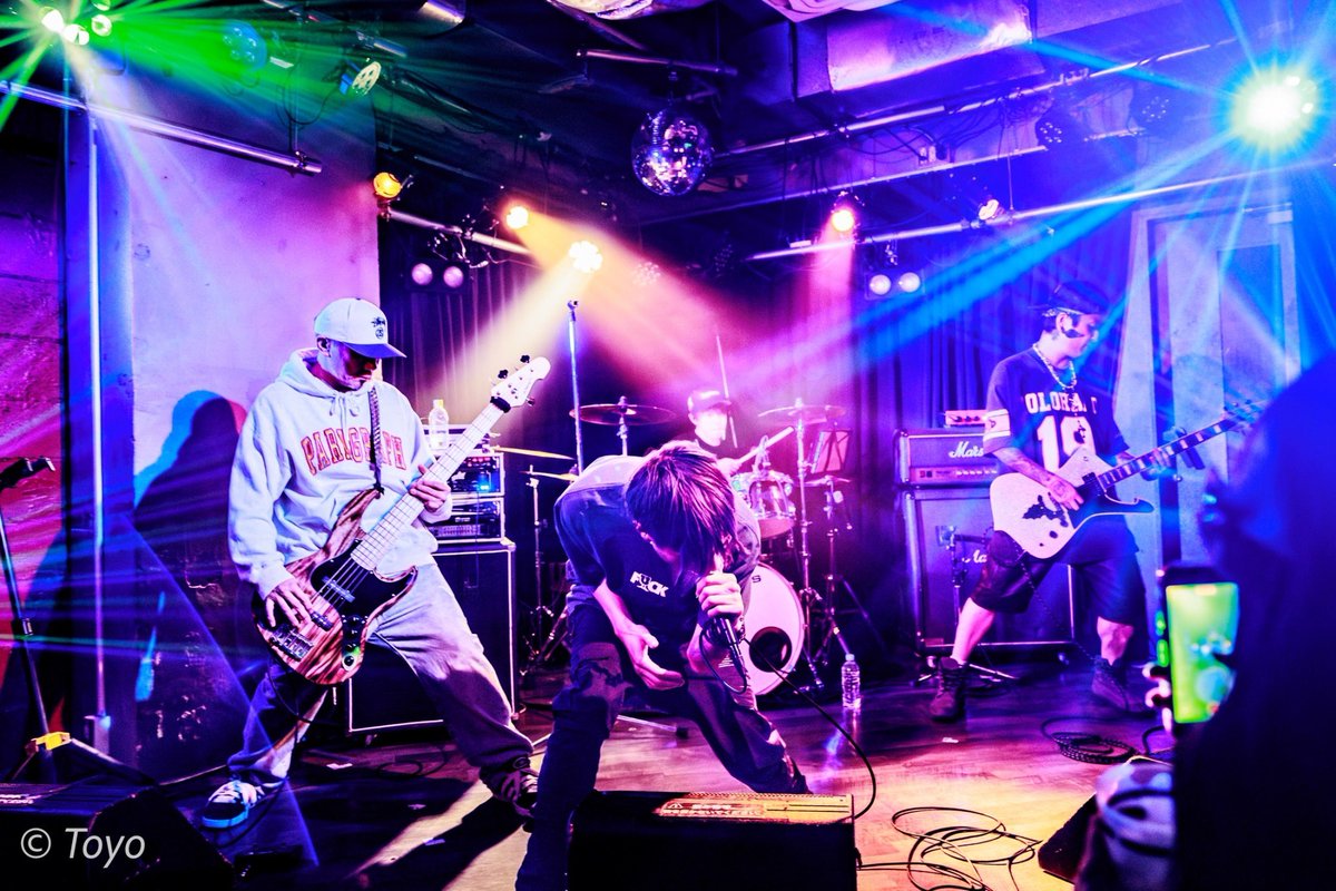 JiN_2869's tweet photo. 昨日は新宿heist！

変わっても変わらない事とか変わらない為に変わる事が交わりまくって確かに存在した夜に参加できて嬉しかったよ！

そして今年初ソロバンドでしたー！

リリースしろ。の声が大きくなってきたからリリースしようかなー！
そんなん嬉しいじゃん。ありがと！

また会おうな！ https://t.co/xeVFYPnIso