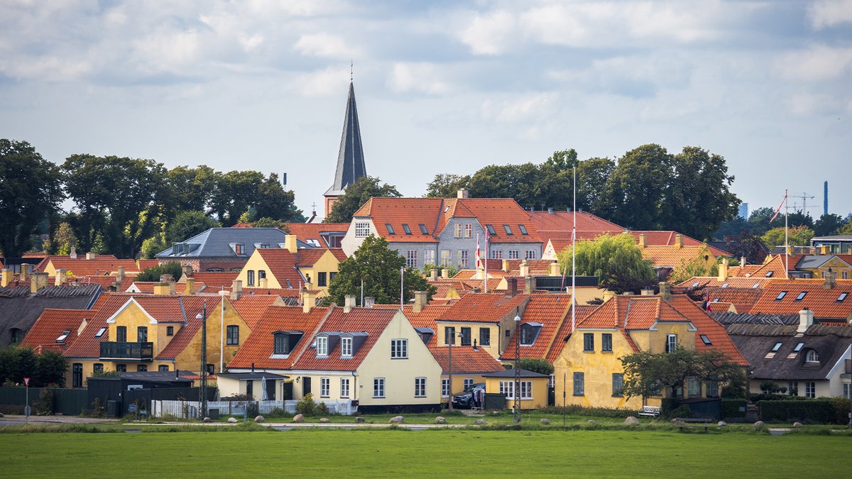 UnityLine's tweet image. 🌟Relaks w Dragør! Odkryj urokliwe uliczki, kolorowe domy i ciesz się ciszą i spokojem.🧘 
Monday relaxation in Dragør!☺️ Discover the charming streets and colorful houses.🏠 The perfect escape to enjoy some tranquility.
#MondayMotivation #Dragør #UnityLine #Poniedziałek