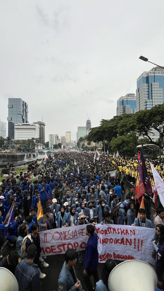 xxxaryadi's tweet photo. Kondisi demo hari ini senin 17 - Febuari - 2025 #IndonesiaGelap https://t.co/v6497pDr5R