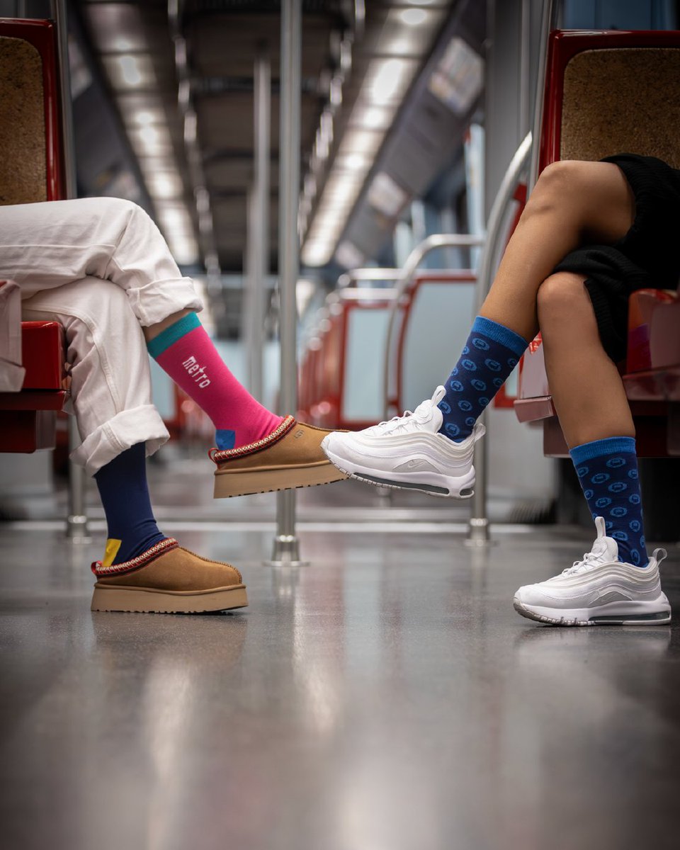 metro_lisboa's tweet image. Já tens as tuas meias oficiais do Metro? 🧦
Inspiradas no universo do Metro, são o presente perfeito para os verdadeiros fãs da cidade e da mobilidade sustentável 🌍💙
🛒 Garante já o teu par: metrolisboa.pt/loja/categoria…
#MetroLisboa #MeiasMetro