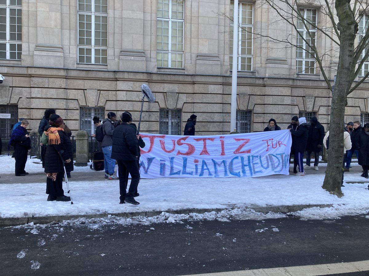 Das Landgericht Berlin hat den Mörder von Bruder #WilliamChejdou heute lediglich wegen „Totschlag“ zu nur 6 Jahren Freiheitsstrafe verurteilt
Rassistische Motivation schloss das Gericht trotz nichtiger menschenverachtender „Gründe“ aus!
#ShameOnYou