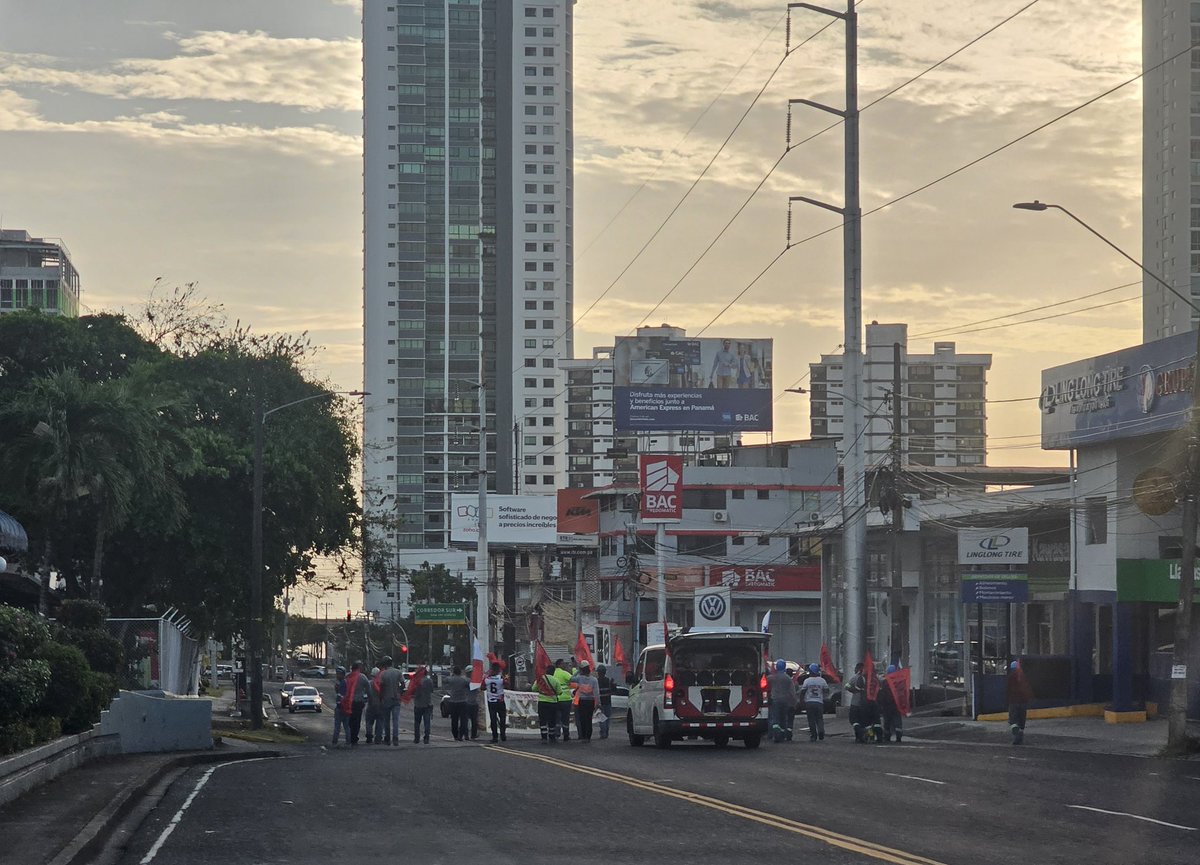 Lunes 7:30am. TODOS los carriles de Calle 50 cerrados por Suntracs, que protesta por una ley que ni siquiera se ha aprobado y para la que se les dio oportunidad de aportar.