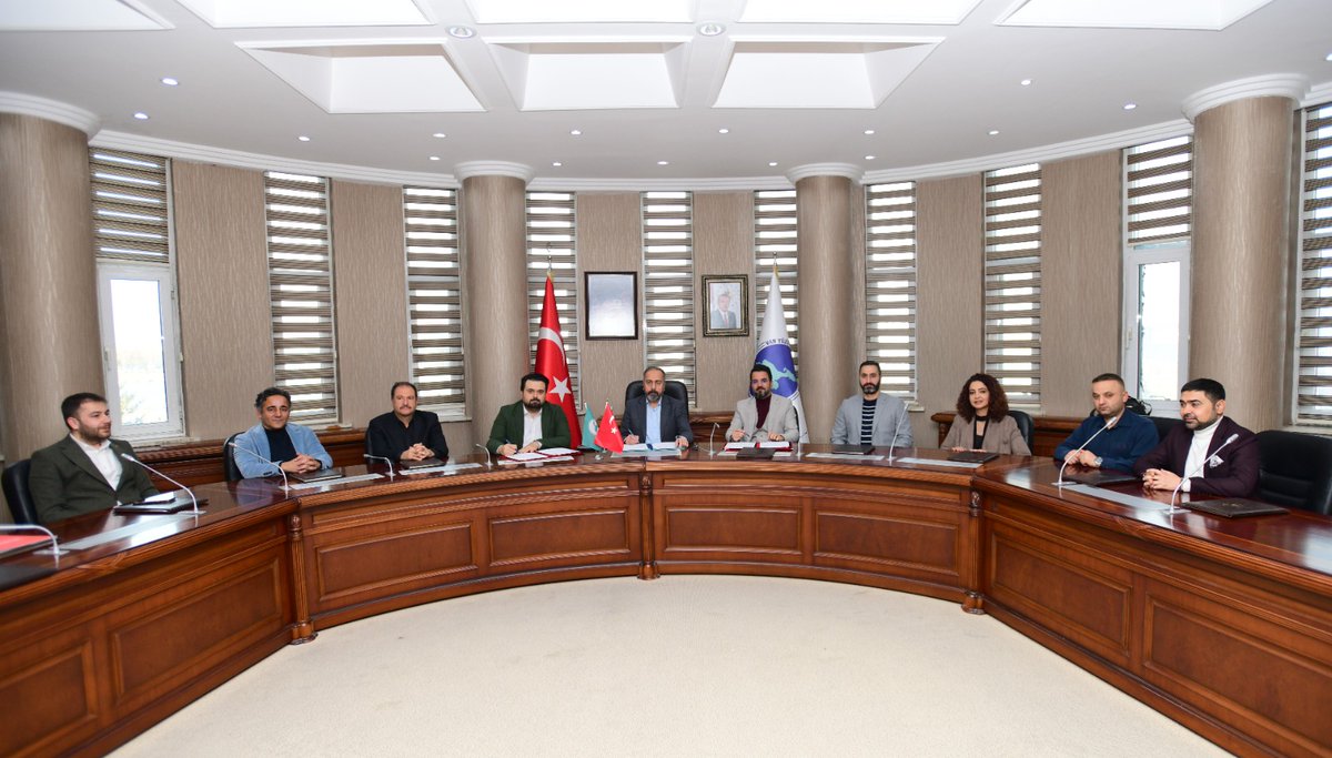 Van Yüzüncü Yıl Üniversitesi, Van İl Sağlık Müdürlüğü ve Türkiye 38. Bölge Van, Hakkari, Bitlis Eczacı Odası arasında "Eczacı Teknisyenliği Sertifika Programı Eğitimi" kapsamında iş birliği protokolü imzalandı.

Haberin detayı linkte 👉 yyu.edu.tr/haberler/eczac…

<a href="/hsevli/">Hamdullah Şevli</a>  #VanYYÜ