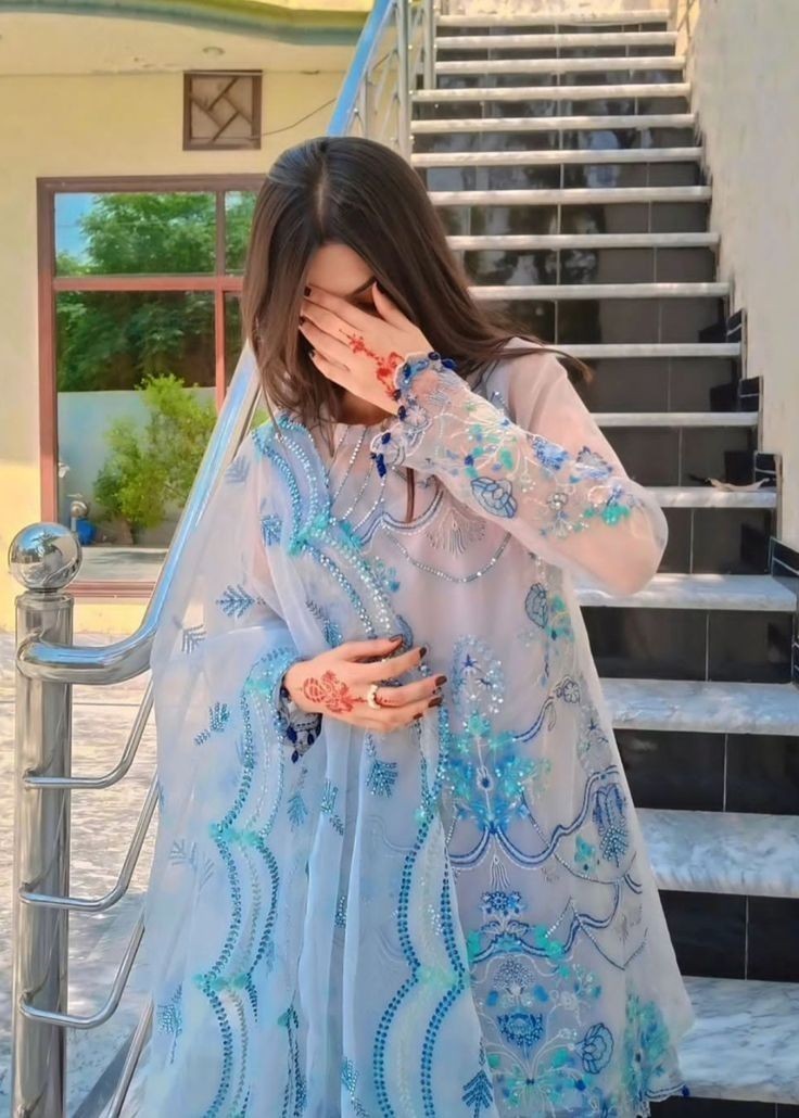 کوئی سمجھے نہ سمجھے کوئی فرق نہیں پڑتا 
لیکن جس سے امید ہو وہ بھی نہ سمجھے تو بہت درد ہوتا