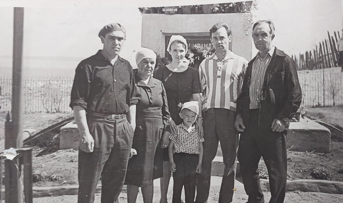 На этой фотографии в живых только я. Самый маленький.