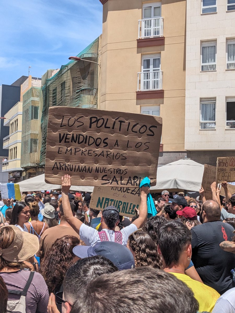 🔥🏝️ ¡Canarias no se vende! 🏝️🔥

Las calles se llenan de voces contra la gentrificación y el turismo descontrolado que expulsa a los canarios de sus casas. 🏠❌

💬 "Menos hoteles, más viviendas"
💬 "El paraíso no es un negocio"

codigopublico.substack.com/p/por-que-sali…