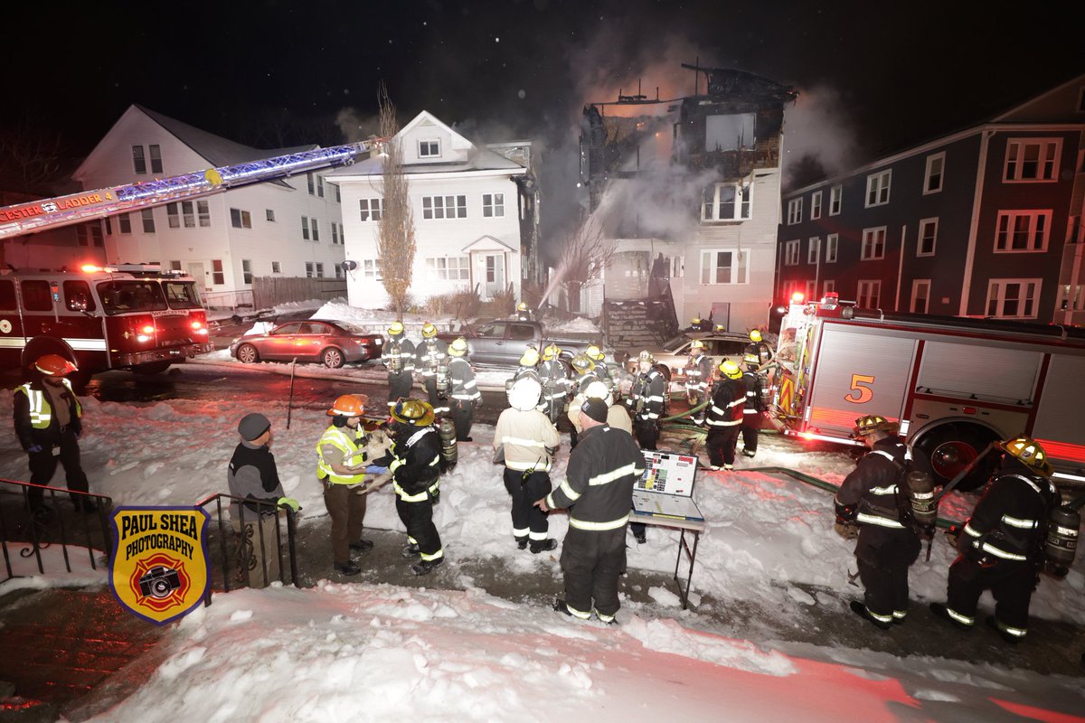 pauls612's tweet image. Worcester firefighters battled a fire in a 3 decker that extended to an exposure. Heavy fire in original building. No injuries reported. Animals rescued. High winds and icy roads hampered efforts. #mafire @WorcesterFD @WorcesterFD1009 @ctfirephoto @telegramdotcom @mikesacconetv