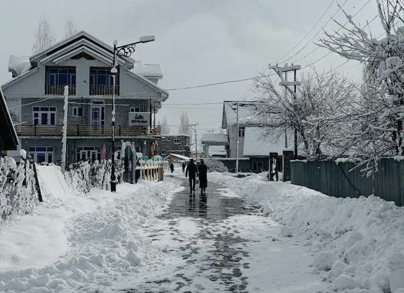 Fadiya_Khurram's tweet photo. Moderate #snowfall in Gurez #Valley brings some relief to residents, with #Dawar receiving nearly 9 inches. However, locals #express mixed #reactions as #snowfall remains far less than #usual, with some areas seeing only 5-6 inches. 
#Gurez #Kashmir #Winter2025 #Snowfall #NayaKashmir #BadaltaKashmir