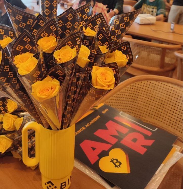 BinanceAngels's tweet photo. Last Saturday, our #Binance Angels hosted a special Valentine's Coffee Chat! 💛☕

🟡44 attendees joined the intimate gathering
🟡Engaging market insights from Binance Research
🟡Sharing the Valentine’s spirit with flowers & great conversations

A fun and memorable meetup with our amazing community!