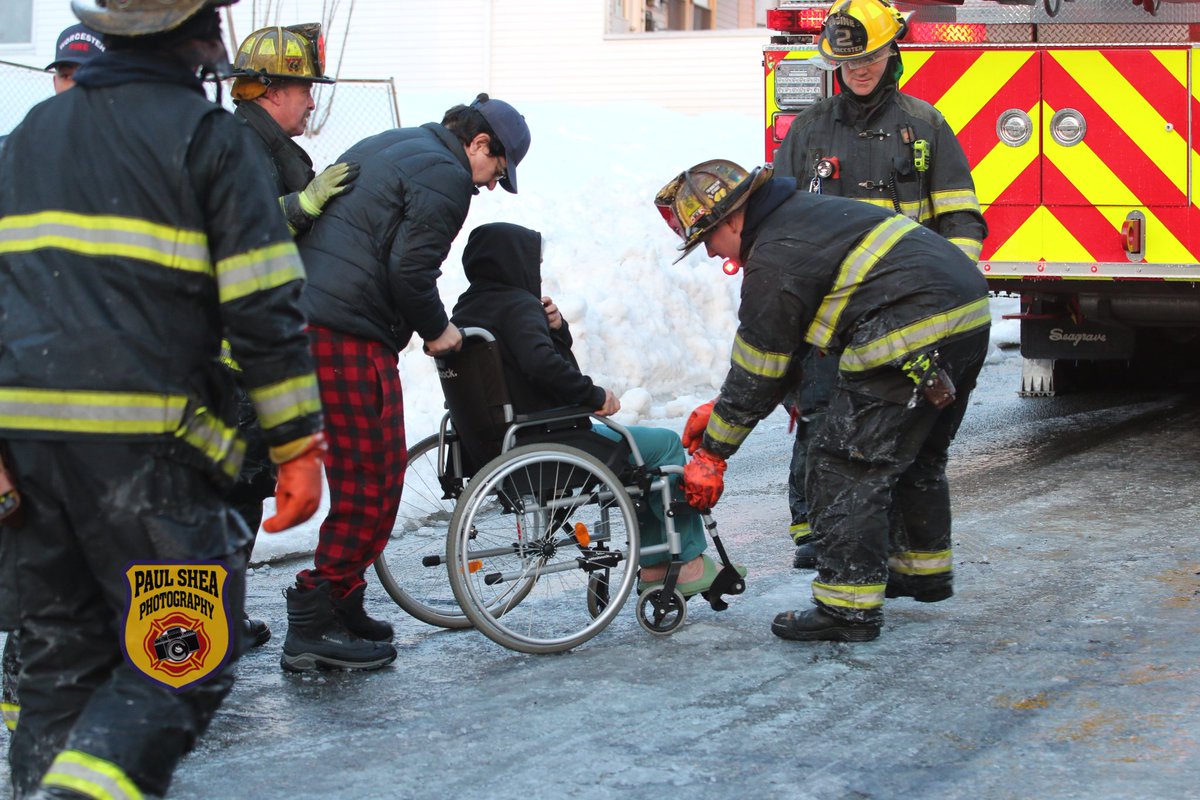 pauls612's tweet image. Worcester firefighters assist a wheelchair bound resident from her automobile back into her house after a 3 alarm fire this morning. #mafire @WorcesterFD @WorcesterFD1009 @telegramdotcom @mikesacconetv @ctfirephoto