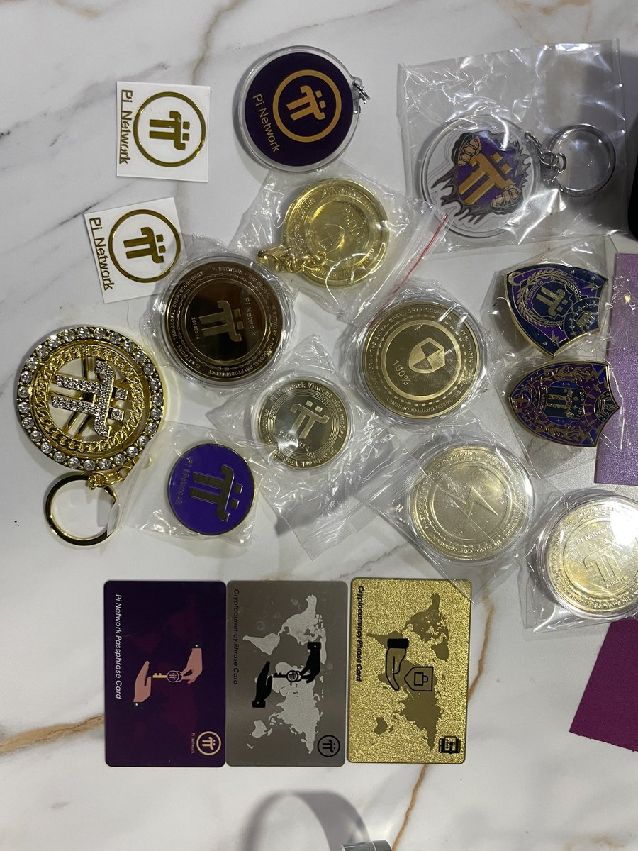 这是过去6年我们更新的Pi Network纪念品，包含 Pi钥匙扣 ，Pi徽章，Pi纪念币 ，Pi 桌摆旗，Pi助记词卡，Pi 贴纸……