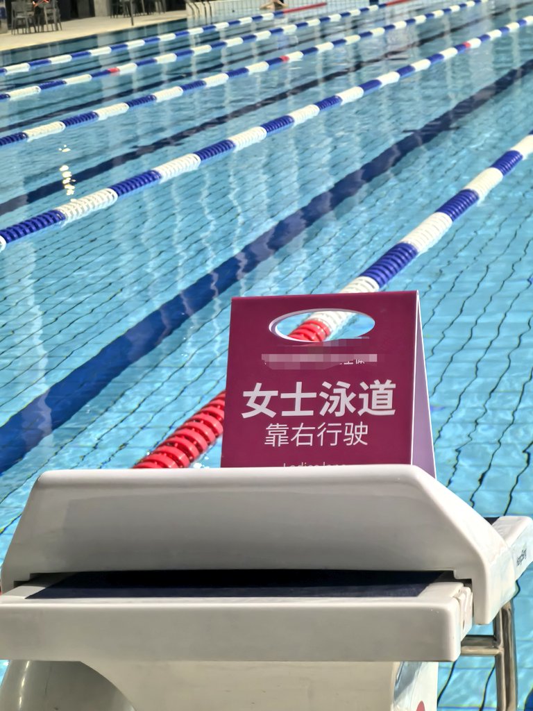 恆溫泳池加熱泵壞了，游完泳想❤️❤️
試想一下，黃推博主來到男泳池更衣室，會發生什麼