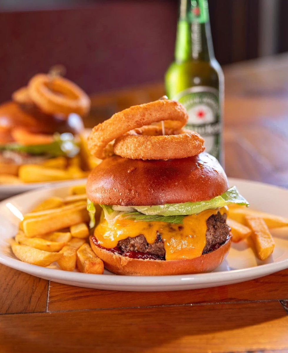 TheAuldDub_'s tweet photo. Craving a #Monday #Meatfeast after a heavy Weekend? We’ve got you covered 🍔
Enjoy Delicious Dining here in #TheAuldDubliner, 12pm - 9pm Daily 🍴
#dublinpubs #alldaydining #burgers #burgersandbeers #lovetemplebar #discovertemplebar #dublindaily #dublineats https://t.co/9uL9CWkSe9