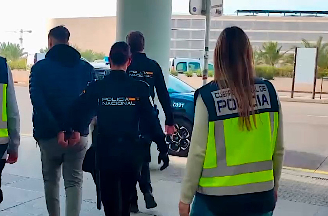 defrancdigital's tweet photo. Detingut a Son Sant Joan un home que era cercat des de feia 2 anys per un intent d’homicidi a #Manacor. En el 2018 va voler degollar a un company de feina després d’una discussió. #Mallorca
https://t.co/Lv5OxYy2pk https://t.co/jfqhbt0hGL
