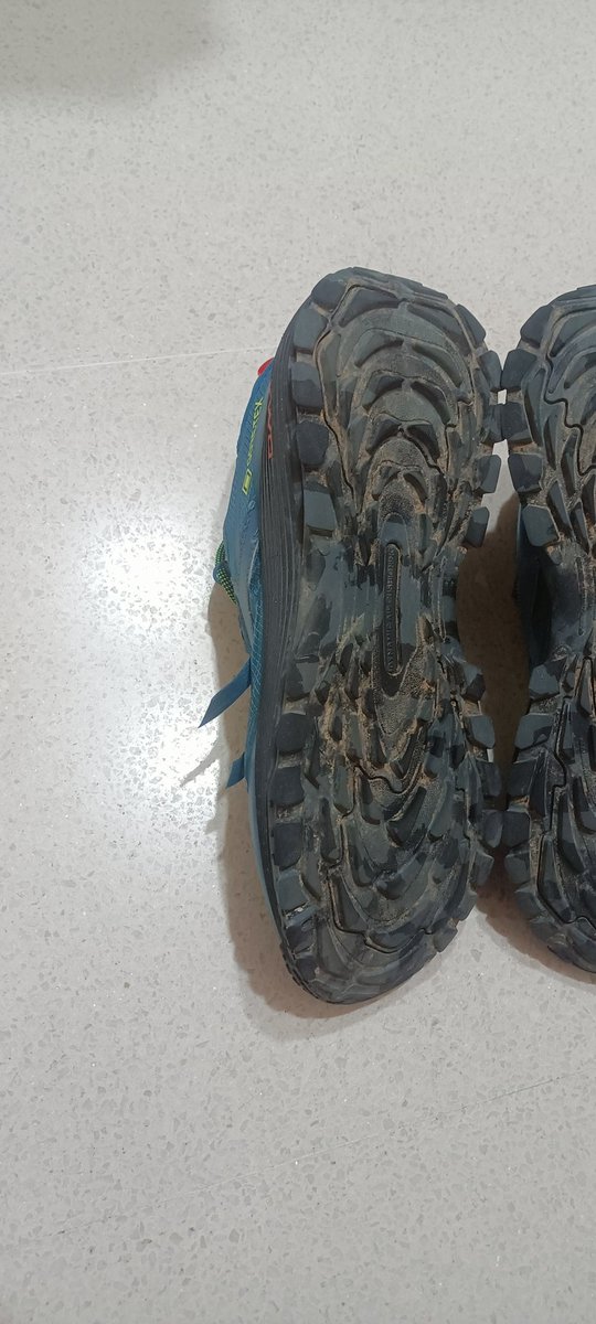 Buenas tardes <a href="/Reebok/">Reebok</a> y <a href="/FACUA/">FACUA</a> necesito que alguien me explique que tipo de broma es este correo que me mandan diciéndome que tengo que reparar unas zapatillas de 130 euros que se han estropeado con los primeros 22 km.

Estoy indignado a no poder mas!! Una solución rápida