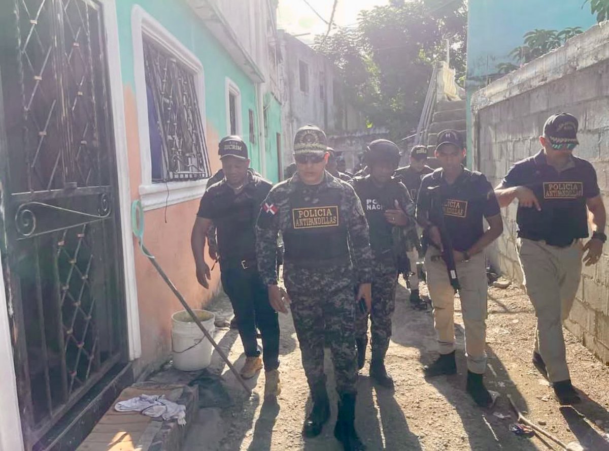 torres_dotel's tweet photo. Honor, Valor y Compromiso: La Esencia de Ser Policía

La pasión por servir y proteger a la ciudadanía hace toda la diferencia en esta profesión. Es un trabajo de gran responsabilidad y compromiso.

#policia #protegeryservir #vocacion https://t.co/dVFgNkM9Be