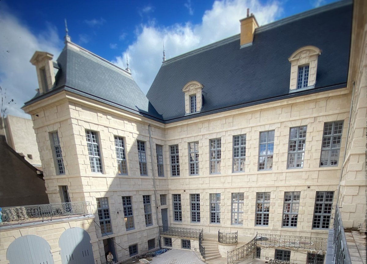 OIV_int's tweet image. Nous recherchons un(e) gardien(ne) pour nous aider à gérer ce magnifique bâtiment et ses jardins, ainsi que pour soutenir l’équipe de l’OIV. 
Offre d'emploi ici : buff.ly/431nX1e #emploi #gardien #dijon