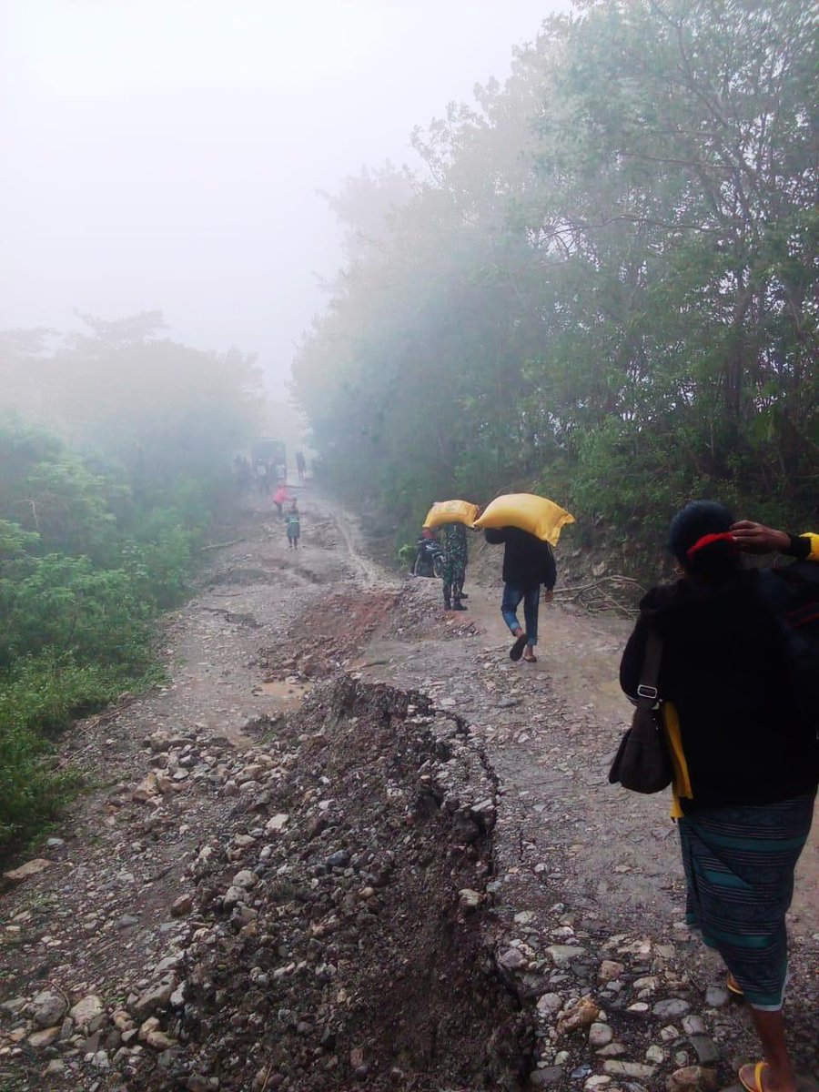 Kodam9Udayana's tweet image. Satgas Yonif 741/GN Bantu Warga Hadapi Jalan Rusak di Perbatasan

#SatgasYonif741GN #KemanunggalanTNI #BaktiUntukNegeri #TNIPRIMA #TNIADPrima #TNIADbekerjadenganhati #TNIADDihatiRakyat #TNIADBerjuangBersamaRakyat #PrajaRaksakaPeduliRakyat #PangdamUdayana #PangdamZamroni