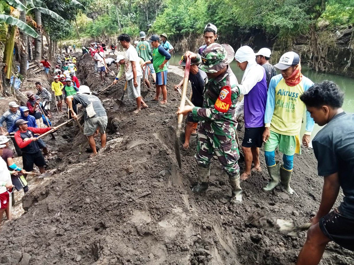 Kodam9Udayana's tweet image. Anggota Posramil Rastim Bersama Warga Gotong Royong di Masjid Al-Qaudsar

#BaktiUntukNegeri #Kodim1608Bima #TNIPRIMA #TNIADPrima #TNIADbekerjadenganhati #TNIADDihatiRakyat #TNIADBerjuangBersamaRakyat #PrajaRaksakaPeduliRakyat #PangdamUdayana #PangdamZamroni #MayjenZamroni