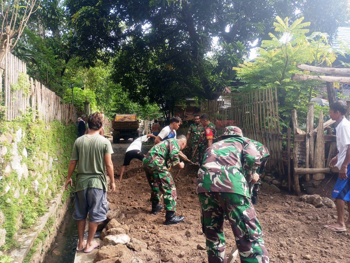 Kodam9Udayana's tweet image. Anggota Posramil Rastim Bersama Warga Gotong Royong di Masjid Al-Qaudsar

#BaktiUntukNegeri #Kodim1608Bima #TNIPRIMA #TNIADPrima #TNIADbekerjadenganhati #TNIADDihatiRakyat #TNIADBerjuangBersamaRakyat #PrajaRaksakaPeduliRakyat #PangdamUdayana #PangdamZamroni #MayjenZamroni