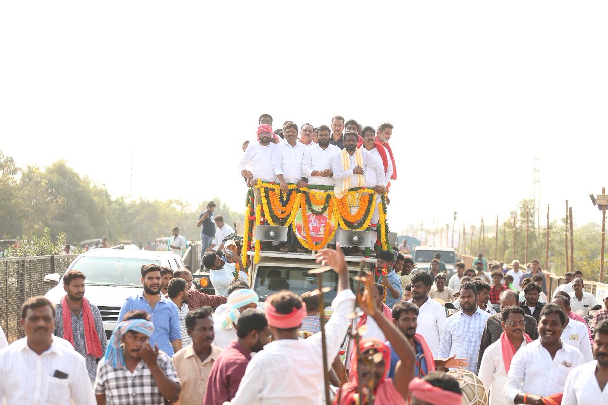 VatteJanaiah's tweet photo. గొల్లగట్టు (పెద్ద గట్టు) జాతరలోభాగంగా బీసీ ఉద్యమ నేత వట్టె జానయ్య యాదవ్  ఆధ్వర్యంలో భారీ ర్యాలీ* 

*పాల్గొన్న ఆంధ్ర బేబ్బులి బోడె రామచందర్ యాదవ్*
*బీసీల గొంతుక MLC తీన్మార్ మల్లన్న గారు.

#vattejanaiahyadav #TeenmarMallanna #ramchandaryadav #gollagattujathara #peddagattujaatara https://t.co/tP3DX8jErf