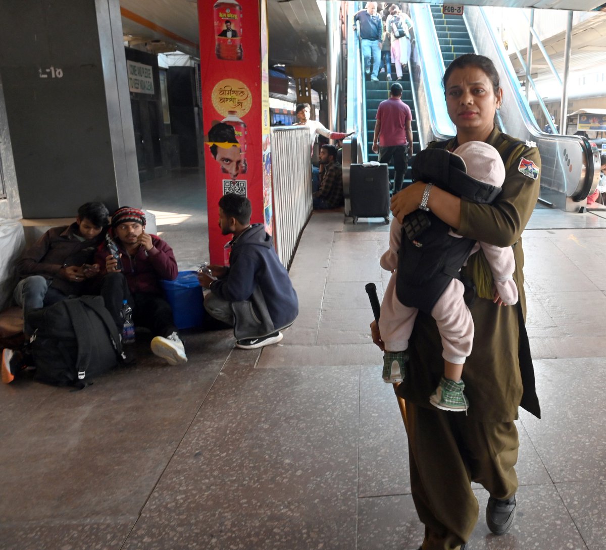 timesofindia's tweet photo. An #RPF officer at the #NewDelhiRailwayStation shows a determined mother maintaining order with her child strapped to her front.

Balancing duty and motherhood, she has earned widespread admiration.

More details 🔗 https://t.co/wGlVfJ7vj3
📸 @Piyaltimes https://t.co/InOk4jRlBy