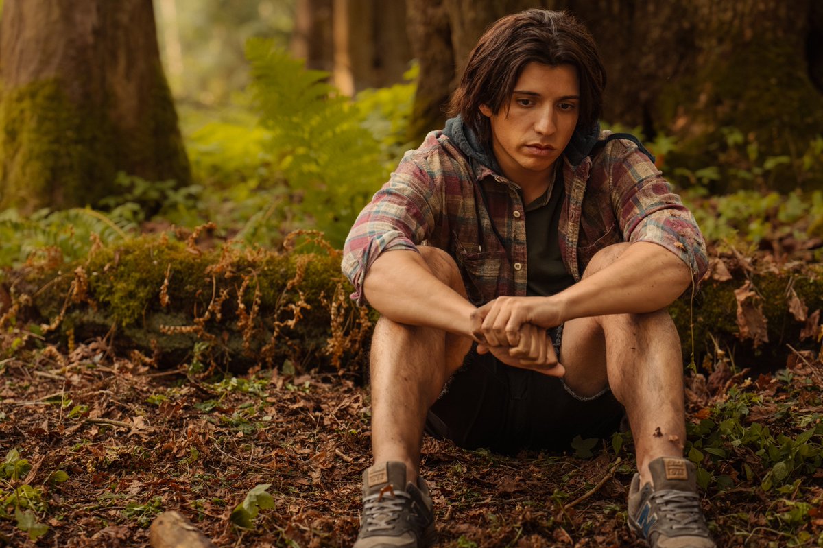 Novas imagens de Sophie Thatcher (Natalie), Sophie Nélisse (Shauna), Alexa Barajas (Mari), Liv Hewson (Van) e Kevin Alves (Travis) na terceira temporada de #Yellowjackets