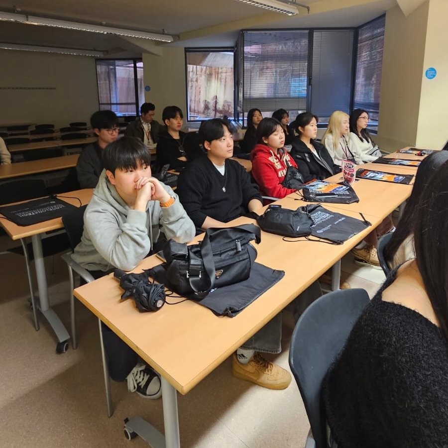UPC International Relations (@upc_ir) on Twitter photo Hem tingut el plaer de rebre un grup d’estudiants de l'Ajou University, de la República de Corea, interessats a conèixer <a href="/la_UPC/">Universitat Politècnica de Catalunya (UPC)</a> i l'oferta formativa de màsters universitaris i programes de doctorat pel pròxim curs. Hem tingut el plaer de rebre un grup d’estudiants de l'Ajou University, de la República de Corea, interessats a conèixer <a href="/la_UPC/">Universitat Politècnica de Catalunya (UPC)</a> i l'oferta formativa de màsters universitaris i programes de doctorat pel pròxim curs.