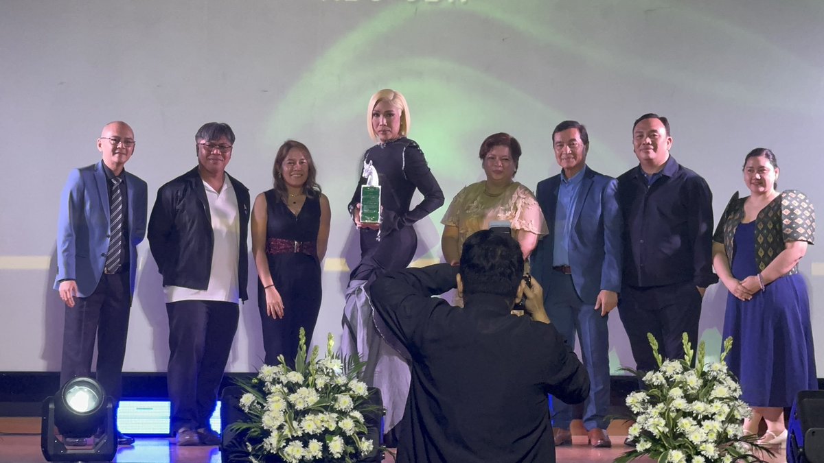LOOK: Vice Ganda (<a href="/vicegandako/">jose marie viceral</a>) receives the Best Film Artist Award for the movie “And the Breadwinner Is…,” which was also named Film of the Year at the 2025 Platinum Stallion National Media Awards. | via <a href="/KrishnanGaniel/">Ganiel Krishnan</a>