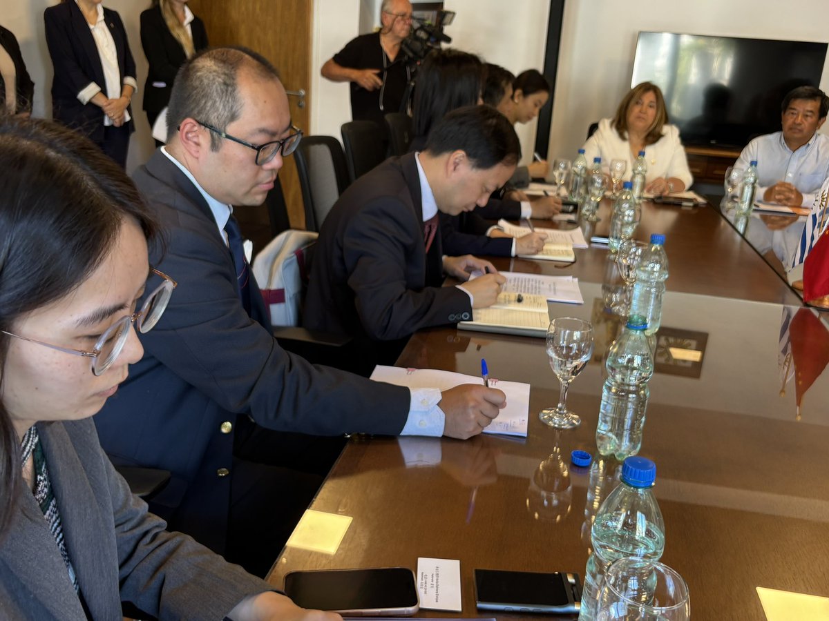 azulpunta935's tweet photo. En el @puntamunicipio se firma un acuerdo de hermanamiento entre las ciudades de Punta del Este y Sanya en 🇨🇳. Ambas son ciudades de destino de turismo de playa por lo que el intercambio promueve colaboración en ese sentido.
#BDM #azulpunta #puntadeleste #sanya https://t.co/io3x4TKUva