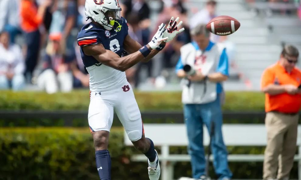 campus2canton's tweet photo. Your February Pump and Dump Watchlist 

Some players are being OVERVALUED; get rid of them while their stock is high! Here are a few players to SELL now before you're left holding the bag! #cff #collegefootball #playervalue 
https://t.co/C8IO3WPSKv https://t.co/Md4pvlEtDv