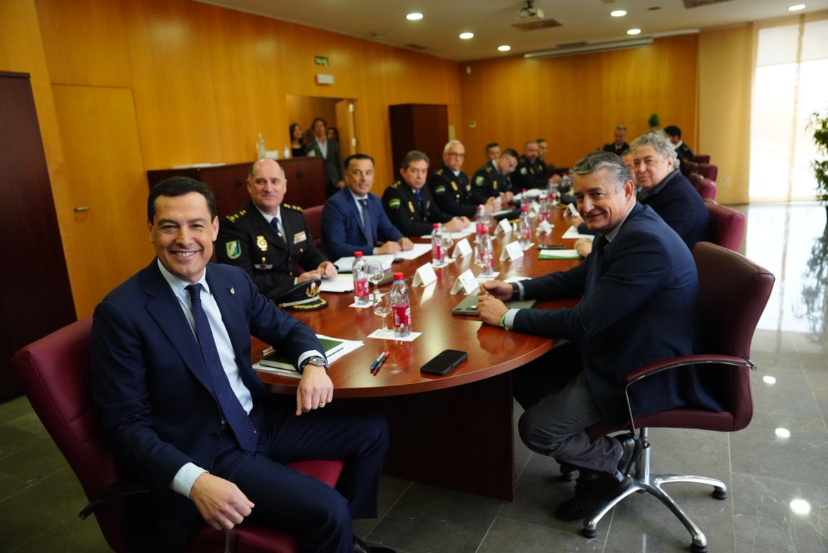 JuanMa_Moreno's tweet photo. La Junta Regional de la @policiandalucia valora el convenio firmado con el Ministerio para aumentar sus efectivos.

En 2025 sumamos 120 nuevos agentes. Y cada año otros 50 más hasta alcanzar una plantilla de 632. 

Son 270 más para reforzar una labor brillante.

Gran avance. https://t.co/UxWwm8j1MC