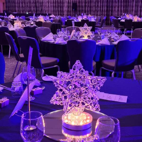 Thanks again to Fedex for booking our star table #centrepieces for their awards #event at Hilton St Georges, the home of the England football team.  We set up 26 tables plus table mirrors and LED lighting
#venuedecor #awardsevent #eventdecor