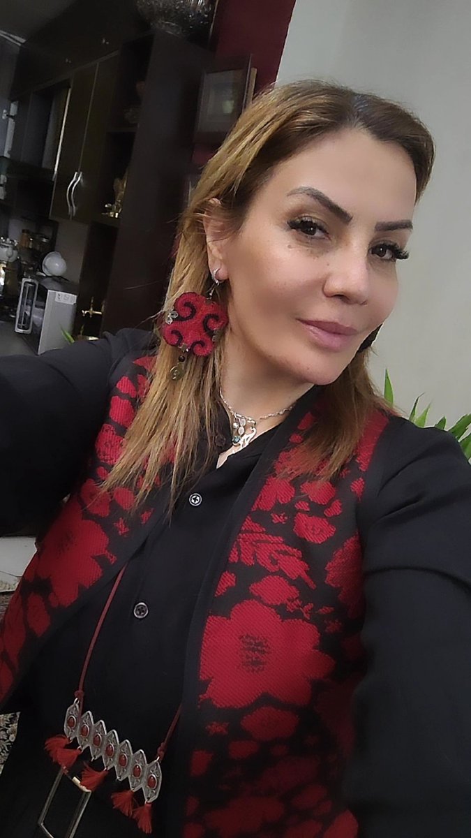 MahdaviLeily's tweet image. سپندارمذگان، روز زن و مادر، بر تمام مادران دادخواه و رنجکشیده ایران زمین گرامی باد.
مادرانی که با قلبی پر از عشق، اما چشمانی پر از اندوه، برای حقیقت و عدالت ایستادهاند. ما صدای بیداری این سرزمینیم، ناممان در تاریخ ماندگار است.
#سیاوش_محمودی
#سپندارمذگان_دادخواهی…