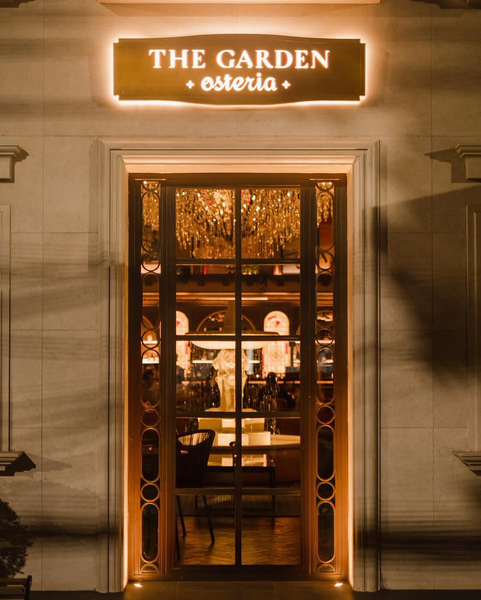 takterjajah's tweet image. ⠀⠀⠀
⠀⠀⠀Pintu masuk menjadi area pertama yang dituju oleh tamu undangan, mereka disambut satu pelayan wanita serta satu pelayan lelaki. Diberikan instruksi perihal tempat berlangsungnya pesta pada malam ini.
⠀⠀⠀