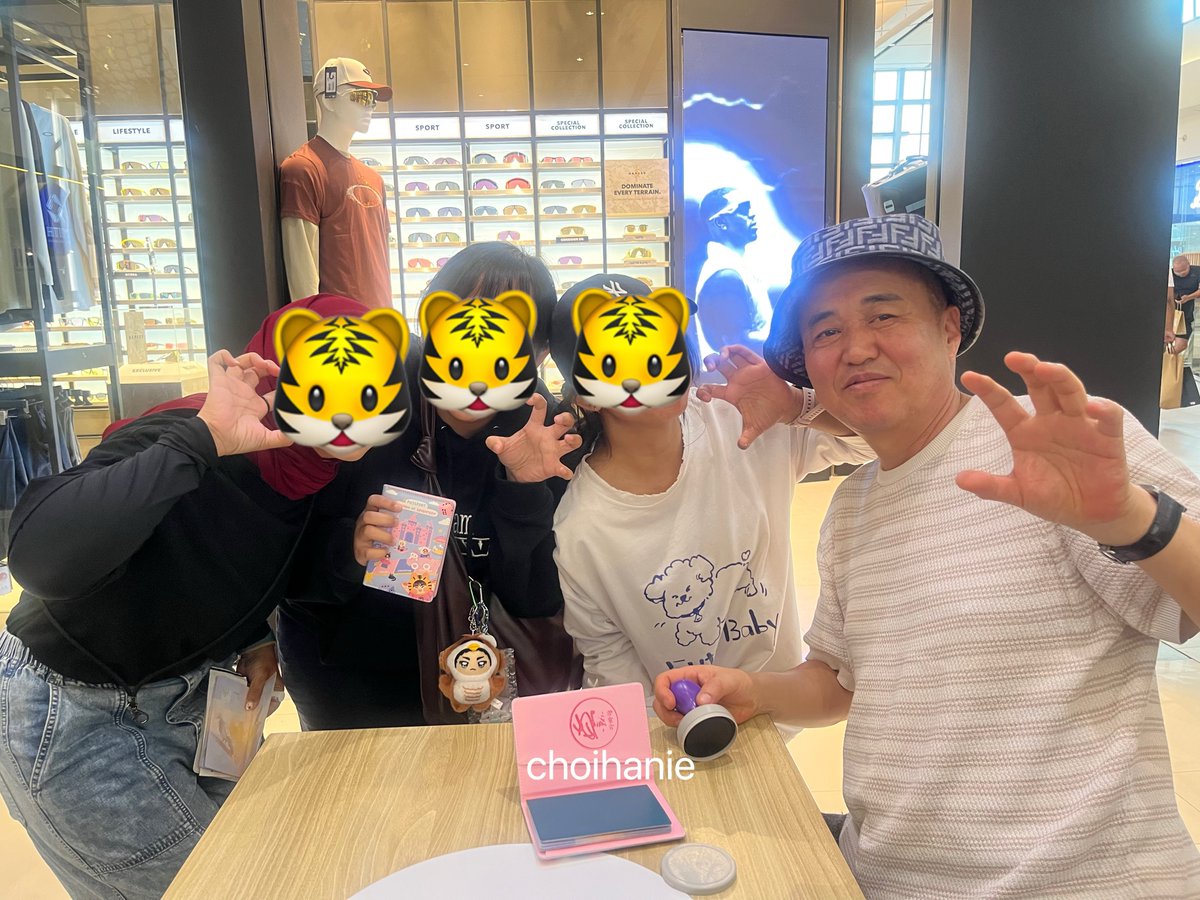 choihanie's tweet photo. tadi sore ga sengaja ketemu papanya Hoshi 😭☝️ gue sama @ririzuka @byeongarihun lagi nyantai duduk tiba-tiba dateng papanya Hoshi dan keluarga 😭

kita nyapa terus baru ngomong “Hoshi” dia udah langsung ngeluarin stampel😭

beliau juga yg ngajak foto bareng😭 https://t.co/C91IUpJoXM