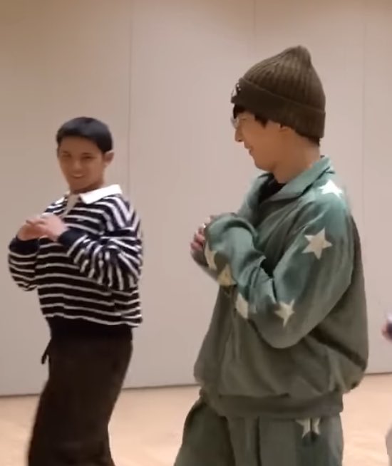 wonubliss's tweet photo. mingyu and wonwoo sending hearts to each other? https://t.co/kQ7v8RjWPh