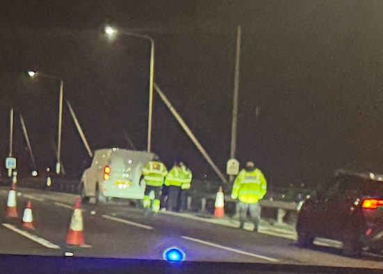 BPINewsOrg's tweet photo. Lisa Smith, 43, was shot dead outside the Three Horseshoes Pub in Kent. CCTV captured gunshots ringing out before a woman screamed, "He’s killed her."

The suspect fled, abandoned his car at Dartford Crossing, &amp; is feared drowned.

#Kent #LisaSmith https://t.co/wVsLpplQwG